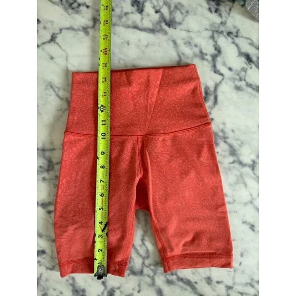 Lululemon Women's Coral Giraffe Print Wunder Train High Rise Short Size 0 - Picture 6 of 7